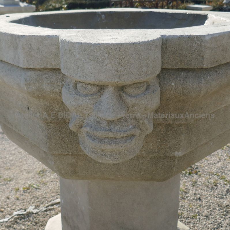 Détail de la sculpture faite main d'une tête en pierre sur notre bénitier en pierre : Atelier Alain BIDAL