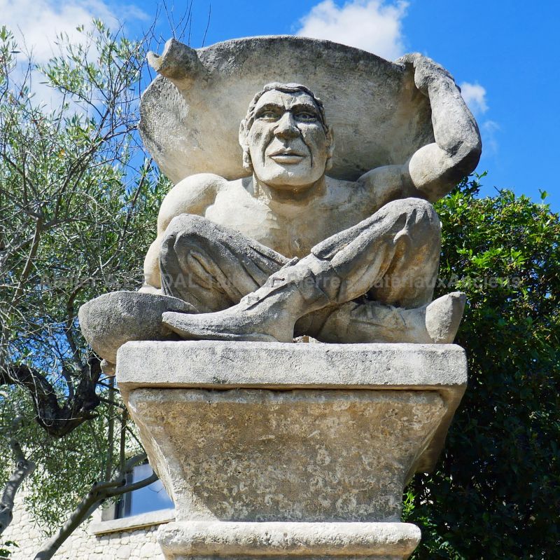 Sculpture en pierre de taille naturelle représentant Quasimodo par Bidal taille de pierre