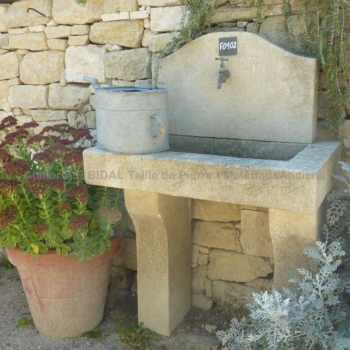 Stand-alone sink in stone : outdoor furniture in natural limestone by the stone mason Alain Bidal (Provence)