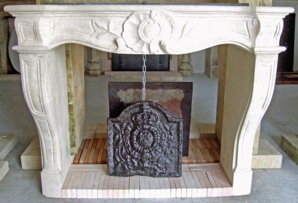 Classic Louis XV mantel in carved Provence limestone - Atelier Alain BIDAL (Provence)