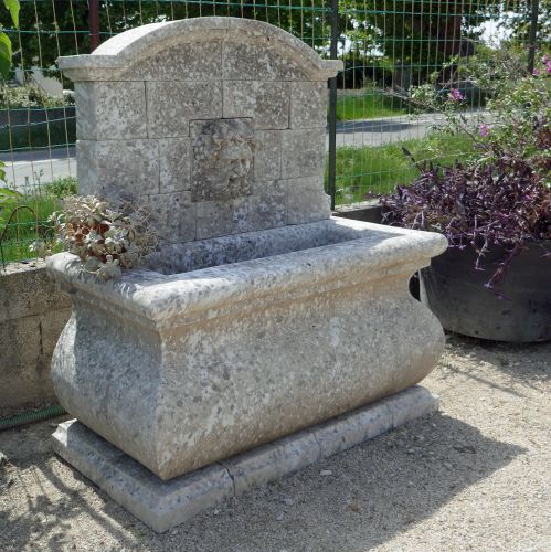 Fontaine ornementale en pierre par le tailleur de pierre Alain BIDAL