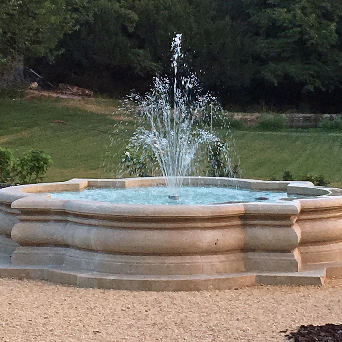 Bassin quadrilobé en pierre par le tailleur de pierre en Provence Alain BIDAL