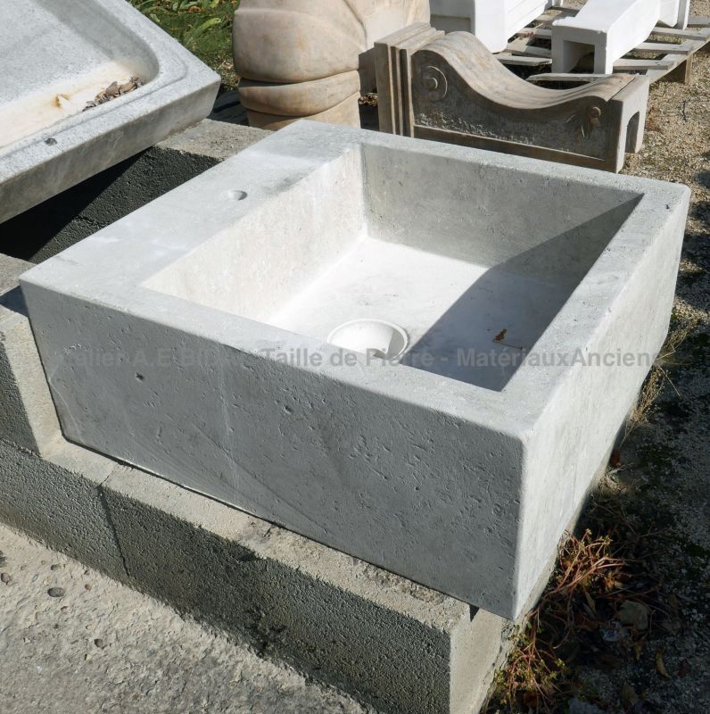 Elegant, sturdy and sustainable sink in white limestone - Atelier Alain BIDAL ( Provence)