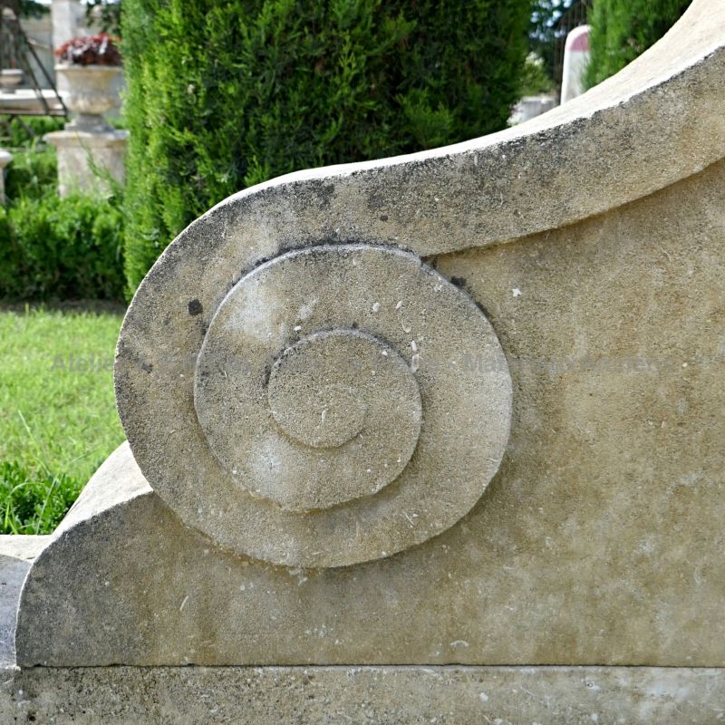 Détail d'une arabesque en pierre sculptée à la main sur notre fontaine de jardin en pierre de taille.