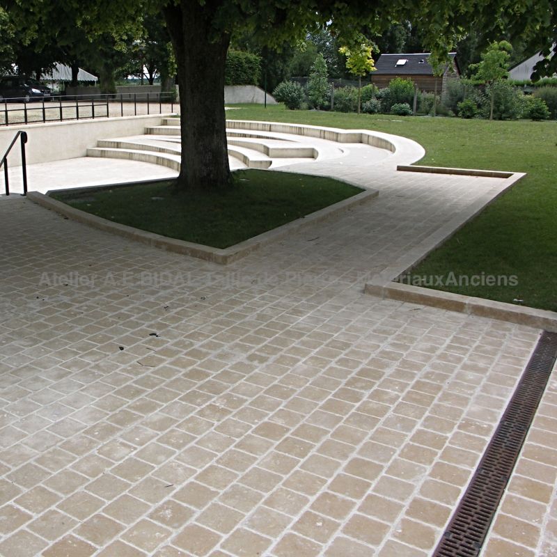 Pour votre terrasse, quoi de plus naturel qu'un joli dallage en pierre de Bourgogne de chez Bidal.