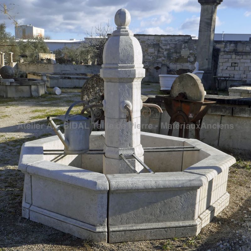 Central fountain in carved white limestone : Hand-crafted fountain by Atelier Alain Bidal (Provence)