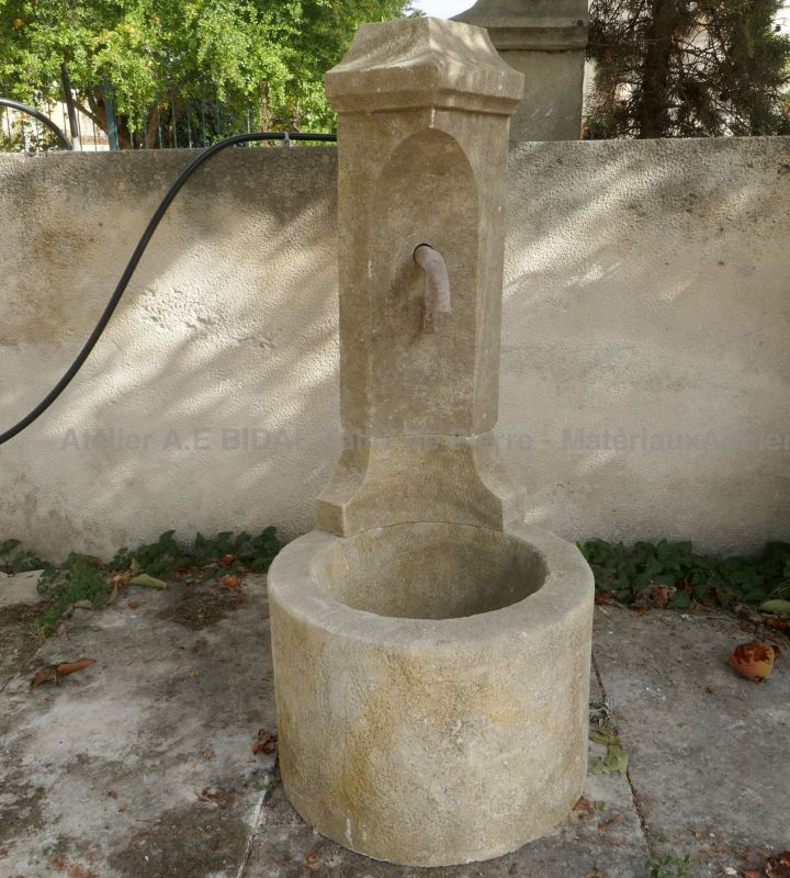 Borne à eau d'angle en pierre de Provence patinée