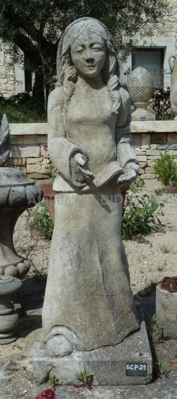 Statue de jardin de grande dimension à l'éffigie de la Vierge Marie.