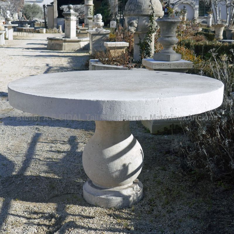 Belle table ronde en pierre naturelle, la pierre d'Avy - Alain Bidal artisan tailleur de pierre.