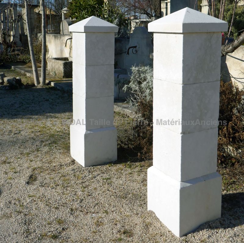 Petits piliers en taille de pierre de naturelle ǀ Réalisation de tailleur de pierre.