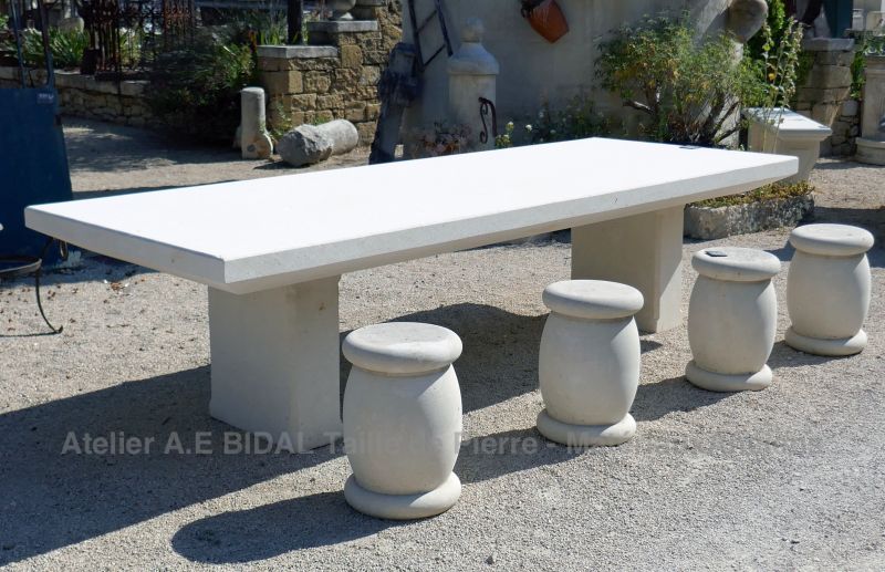 Large table en pierre parfaitement rectangulaire en pierre de taille.
