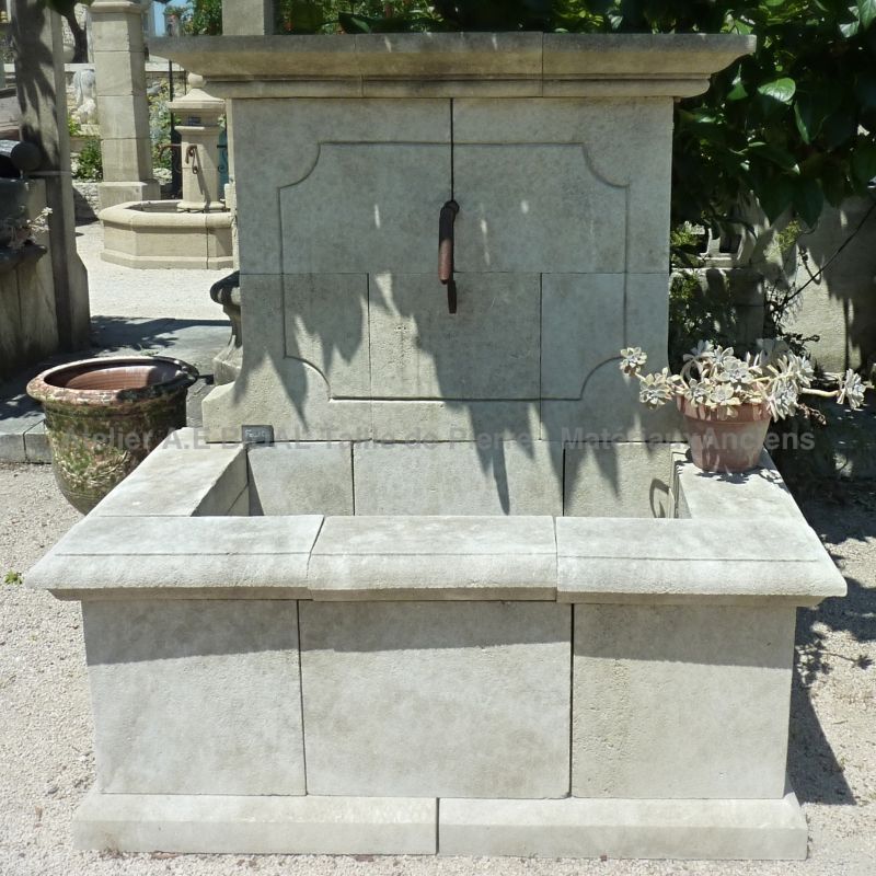 Decorative garden fountain with sober design hand crafted in quality natural stone - Atelier Alain BIDAL (Provence)