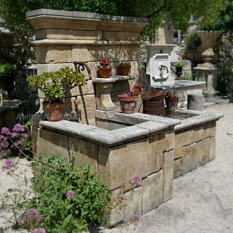 Embellissez votre jardin avec une véritable fontaine en pierre à découvrir en Provence chez l'Atelier Alain BIDAL.