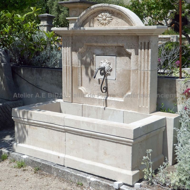Fontaine de jardin en pierre naturelle issue de nos carrières françaises.