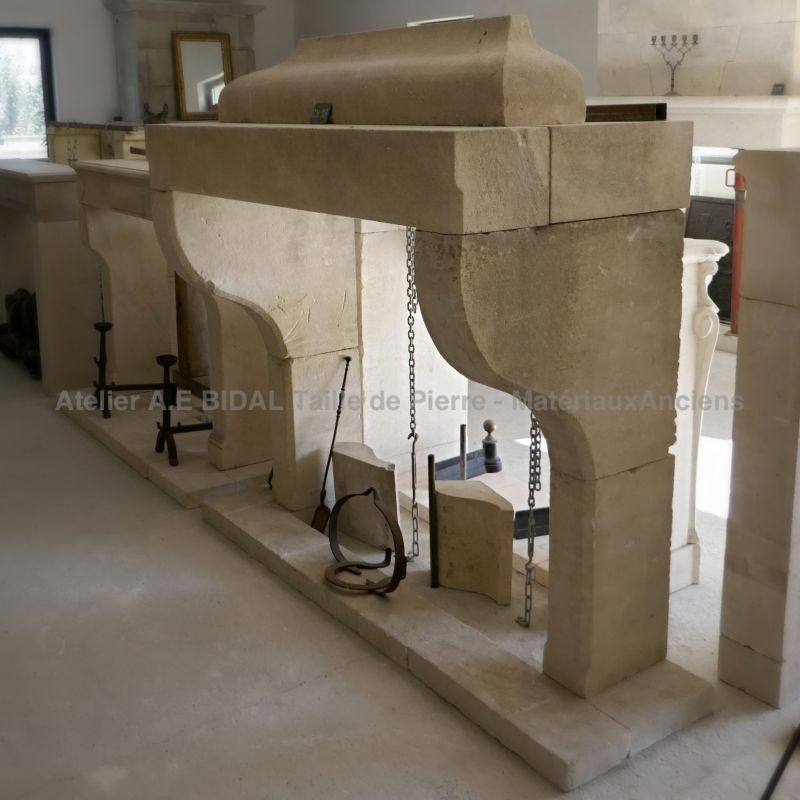 Classic Provence mantelpiece in stone for a traditional design - Atelier Alain BIDAL (Provence)