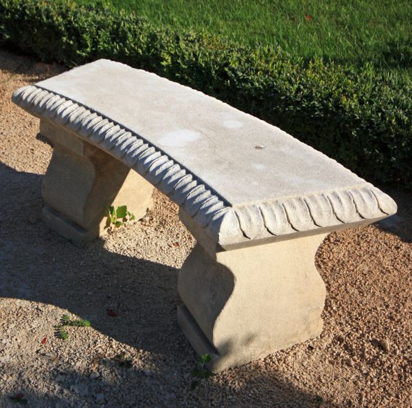Charmant banc de jardin en pierre de taille - Atelier Alain BIDAL (Provence)