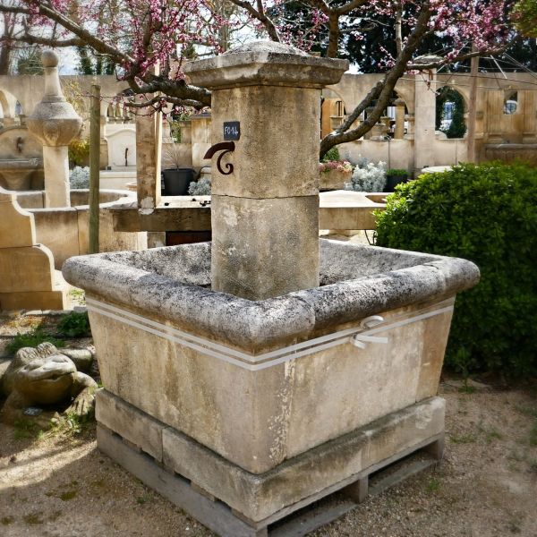 Provence fountain in natural stone on sale at the stonemason Alain BIDAL.