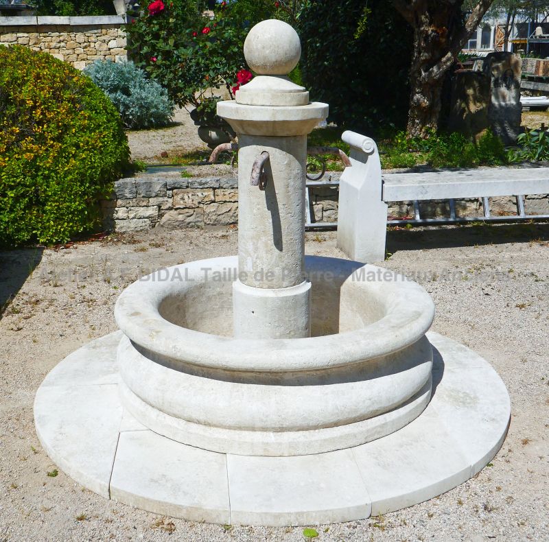 Lovely garden fountain made in a traditional and rustic style - Atelier Alain BIDAL (Provence)