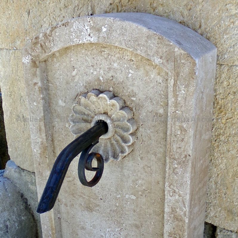 Fontaine provençale en pierre, idéale pour aménager un petit espace - Atelier Alain BIDAL (Provence)