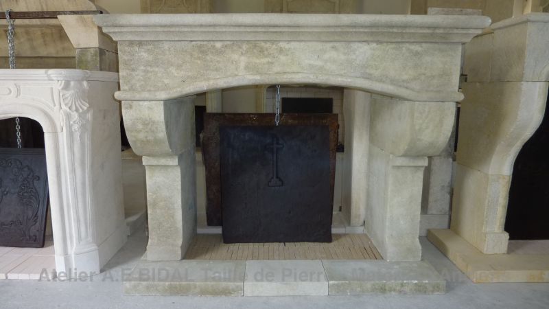 Louis XV fireplace mantel in stone - Atelier Alain BIDAL (Provence)