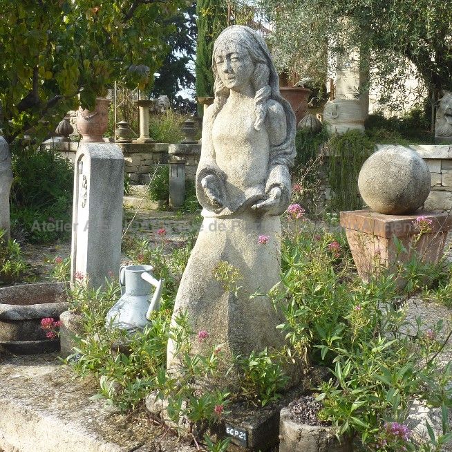 Elément de décoration du jardin: statue de jardin en pierre d'Estaillades.