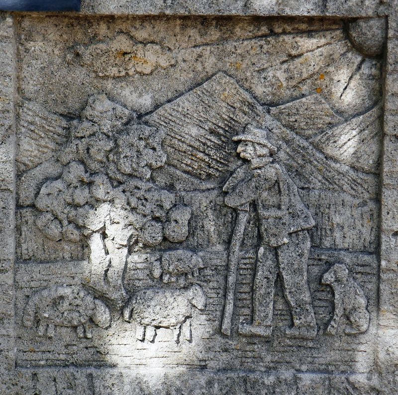 Fontaine de campagne en pierre de taille avec fronton sculpté à la main