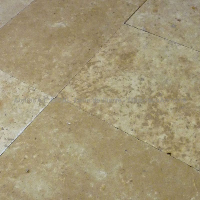 Dallage en pierre en pierre naturelle de Coulmier Lanvignes travaillée et taillée par notre tailleur de pierre.