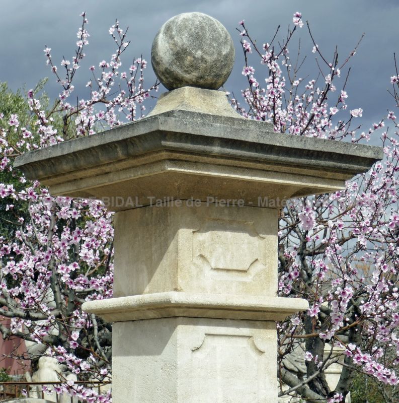 Pilier en pierre: paire de piliers en pierre naturelle par le tailleur de pierre Bidal.