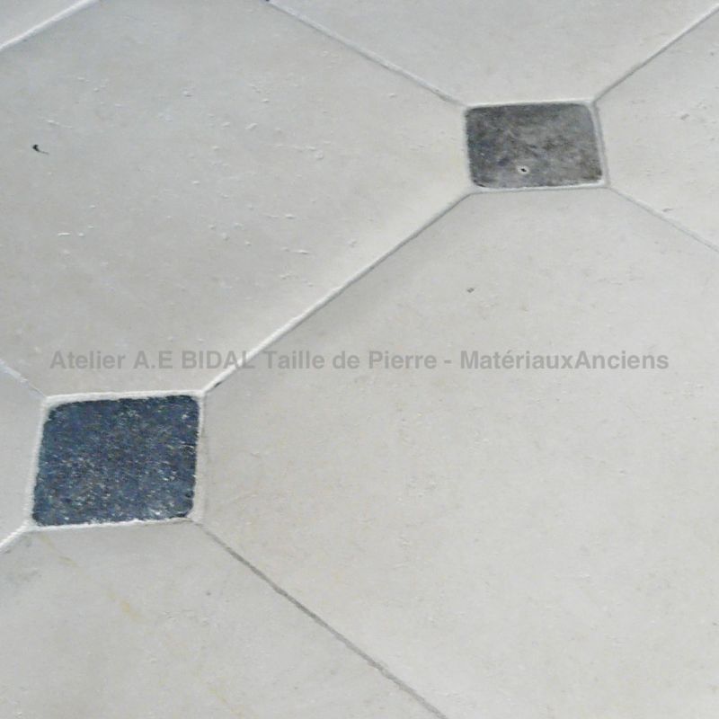 Dallage Perach avec cabochons en finition bombée et adoucie