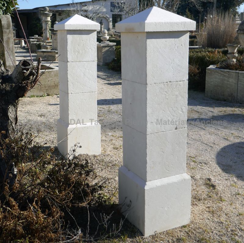 Petit pilier en pierre calcaire dure pour portillon de jardin