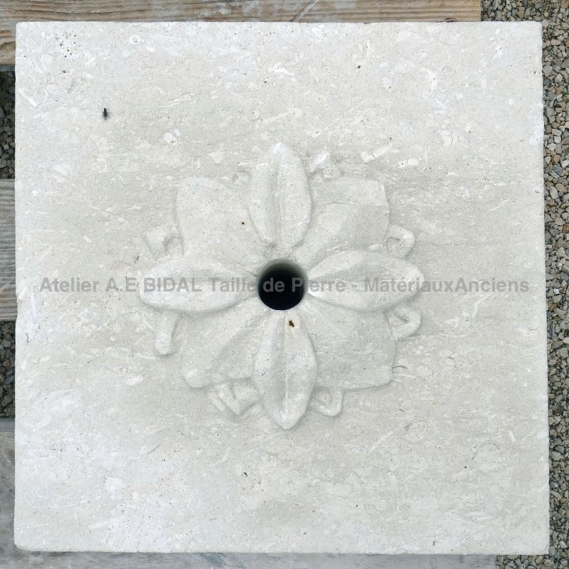 Sculpture en pierre d'Avy : Rosace GM