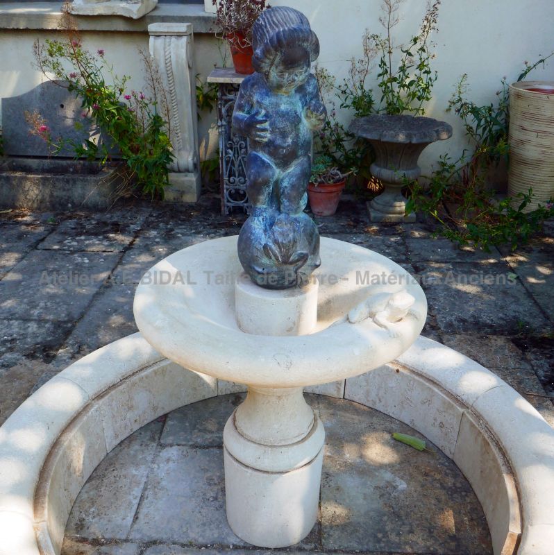 Circular basin in stone with putto and sculpted frog : Atelier Alain BIDAL (Provence)