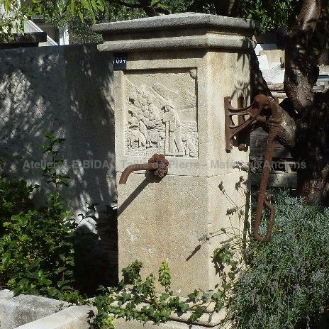 Fontaine en pierre de taille - fontaine rustique en pierre naturelle de l'atelier Alain BIDAL (Provence)