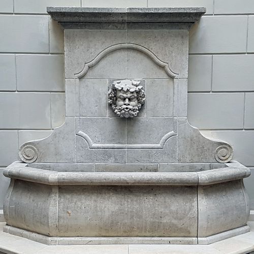 Large fontaine murale en pierre de taille - Fabrication artisanale Atelier de taille de pierre Alain BIDAL.