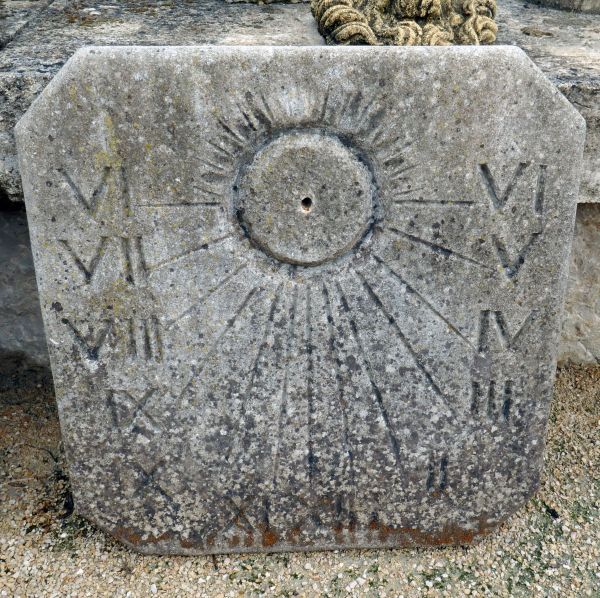 Sundial hand-carved in stone by the stonemason in Provence Alain BIDAL