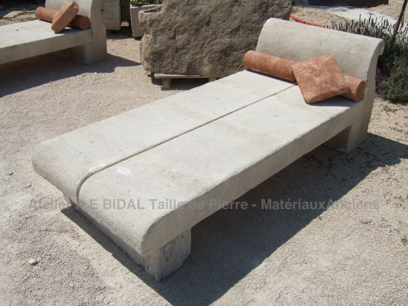 Banquette d'extérieur en pierre de provence