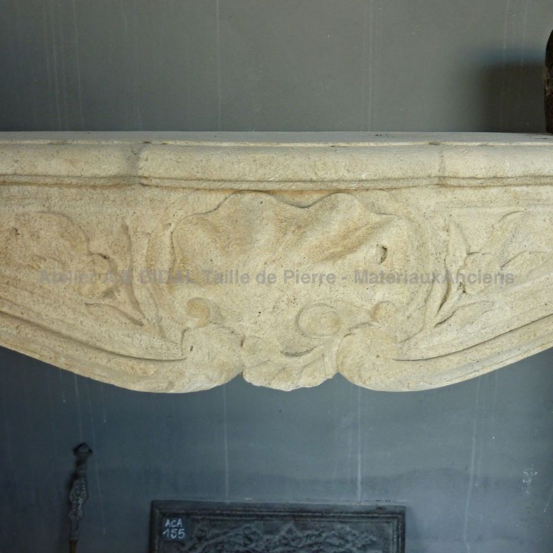 Cheminée de style Louis XV en pierre calcaire - création française de l'Atelier Alain BIDAL (Provence)