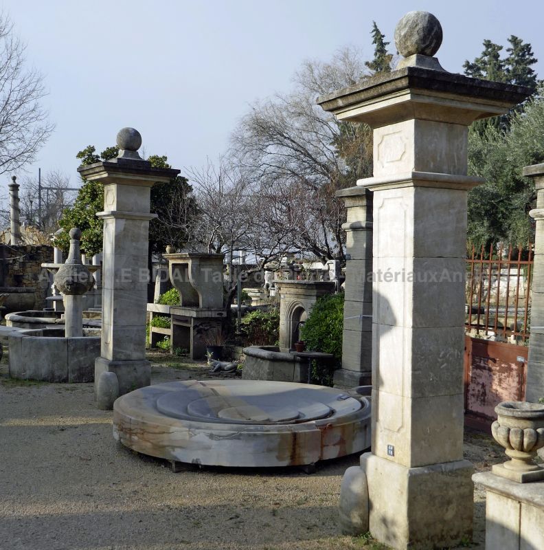 Paire de piliers en pierre pour portail de jardin - taille de pierre Alain Bidal, maitre artisan.