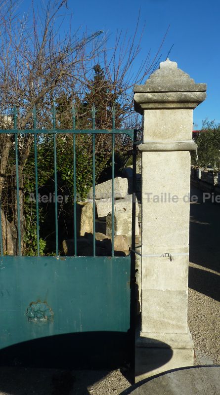 Zoom sur le pilier de portail de l'atelier Bidal à l'Isle sur Sorgue.