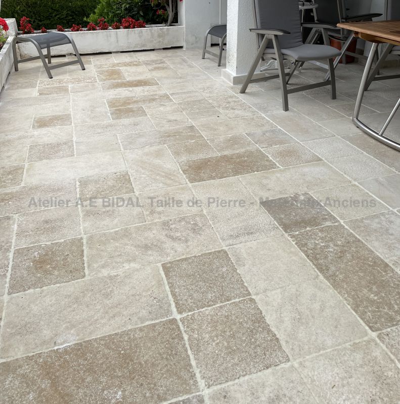 Flooring in Burgundy stone by Atelier Alain BIDAL, Provence