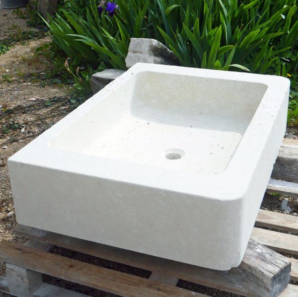 Carved white limestone kitchen sink by the stone cutter in Provence Alain BIDAL