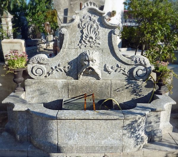 Fontaine de jardin de type murale et de style Renaissance.