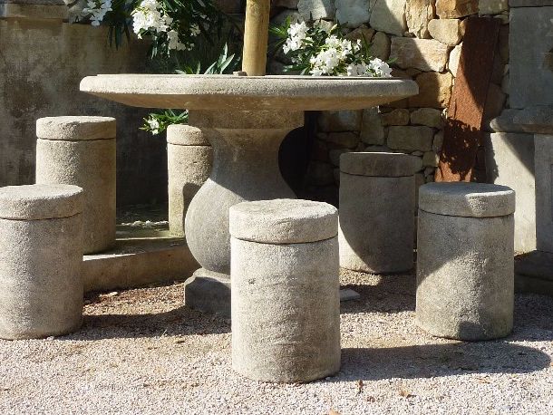 Quality furniture in carved limestone : tables and benches in stone - Atelier Alain Bidal (Provence)