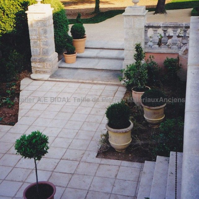 Dallage en taille de pierre - exemple en aménagement extérieur.