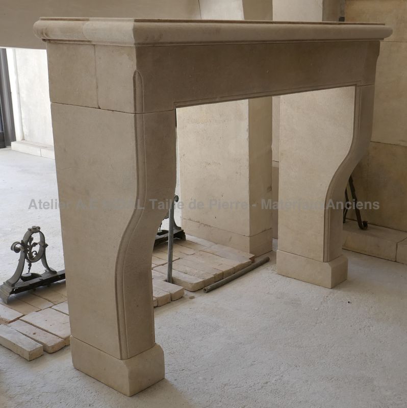 Provence-inspired classic mantelpiece in natural limestone - Atelier Alain BIDAL (Provence)