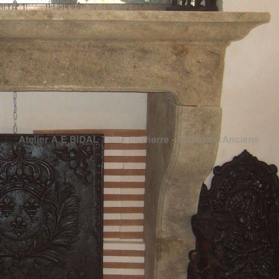 Provence mantelpiece carved in the Luberon by our experienced stonemason - Atelier Alain BIDAL (Provence)