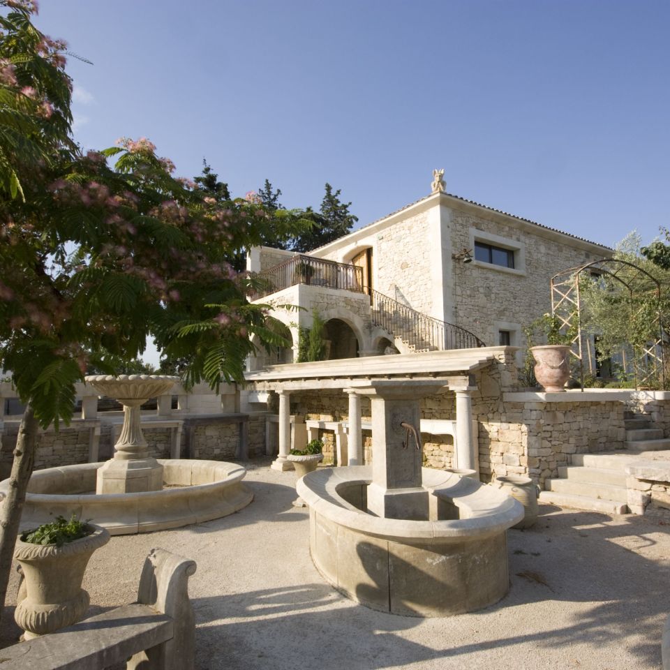 Fabrication artisanale et française signée Ateliers Bidal de cheminées en pierre de taille.