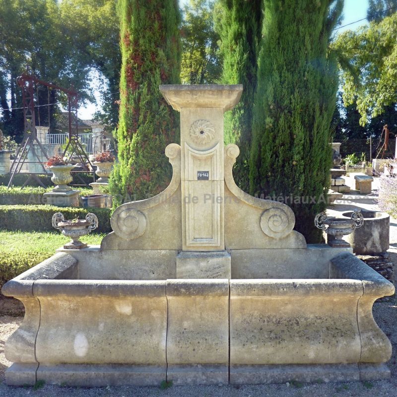 Fontaine de jardin en taille de la pierre du provençal Alain Bidal.
