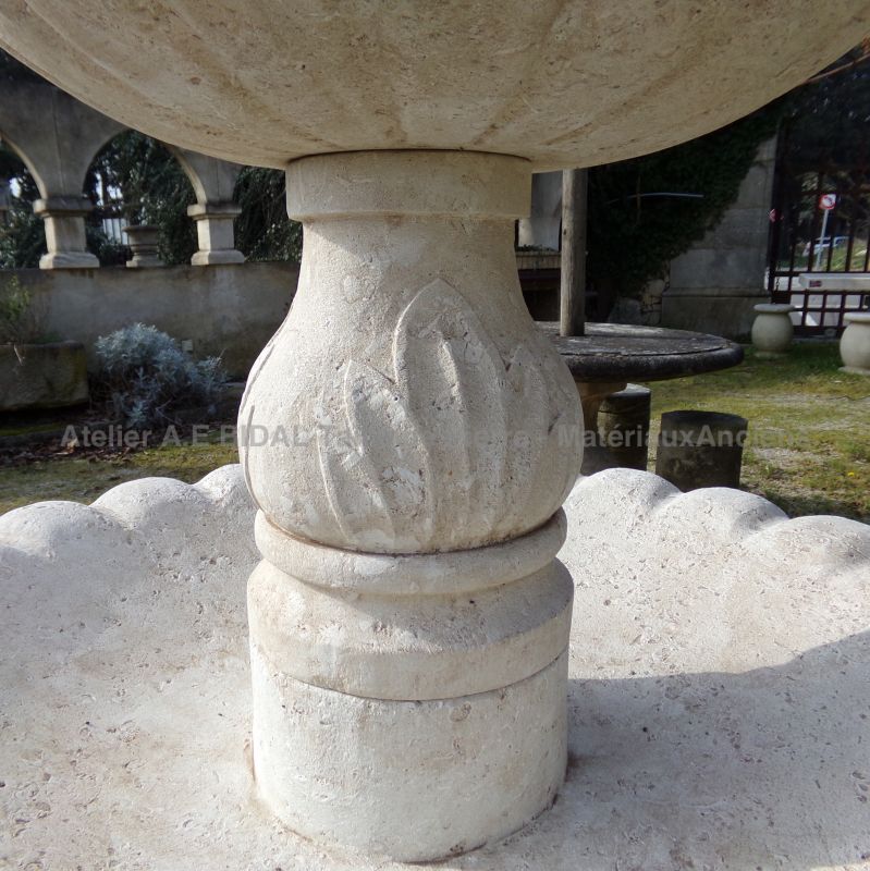 Round fountain in natural stone with central overflowing column - Atelier Alain BIDAL (Provence)