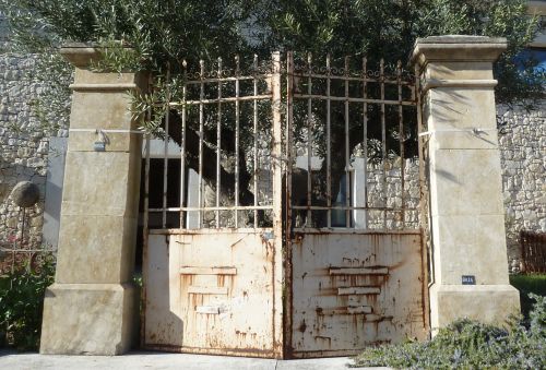 Piliers en pierre calcaire d'Estaillades: le choix d'un matériau noble par l'atelier Bidal.